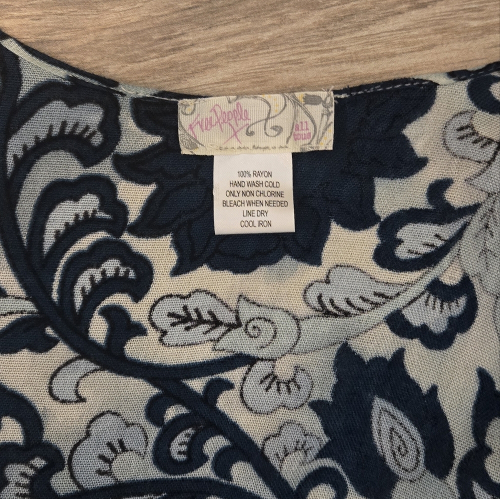 Free People Boho Floral Print Womens Kimono Cover-Up in Navy and Cream - Picture 2 of 13